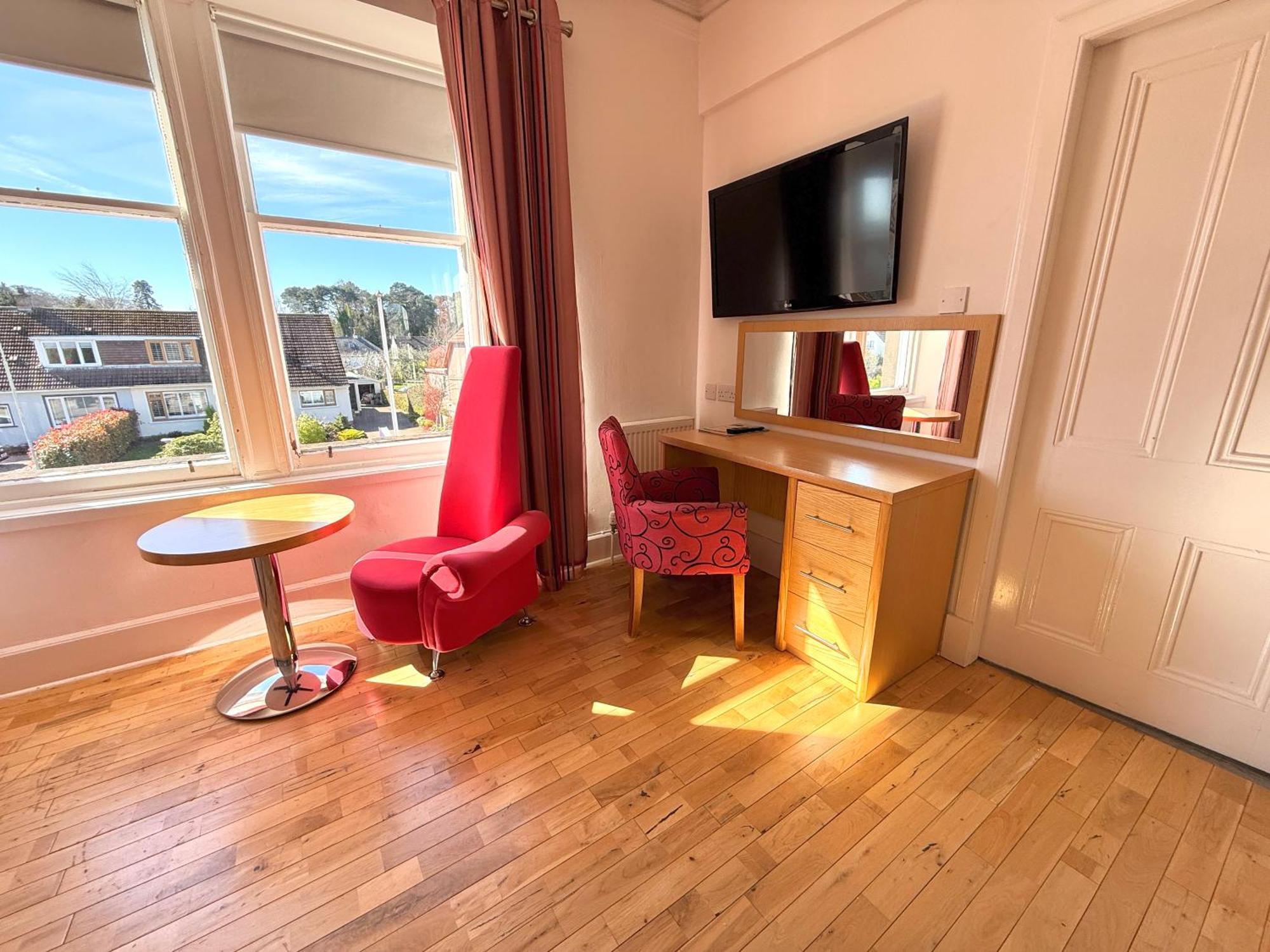 The Clubhouse Hotel Неърн Екстериор снимка