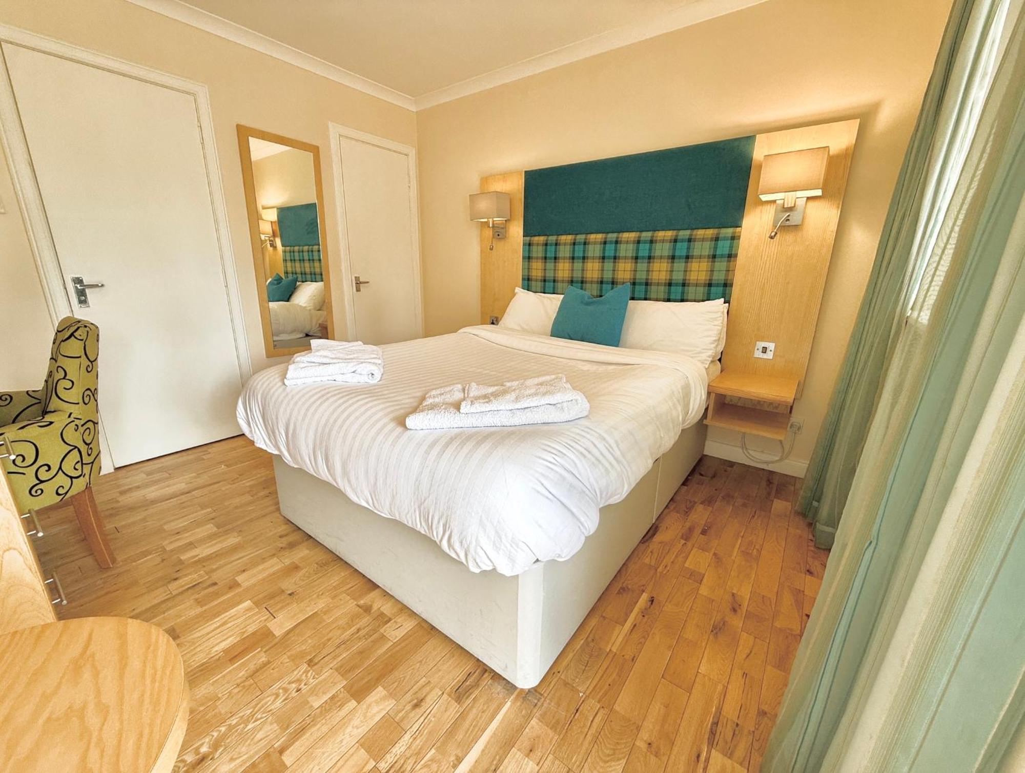 The Clubhouse Hotel Неърн Екстериор снимка