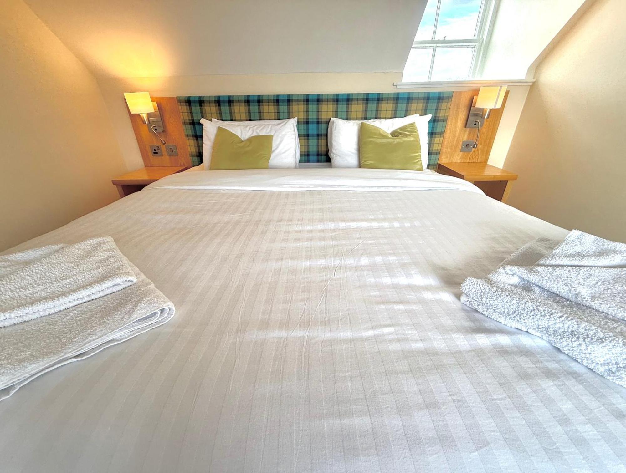 The Clubhouse Hotel Неърн Екстериор снимка