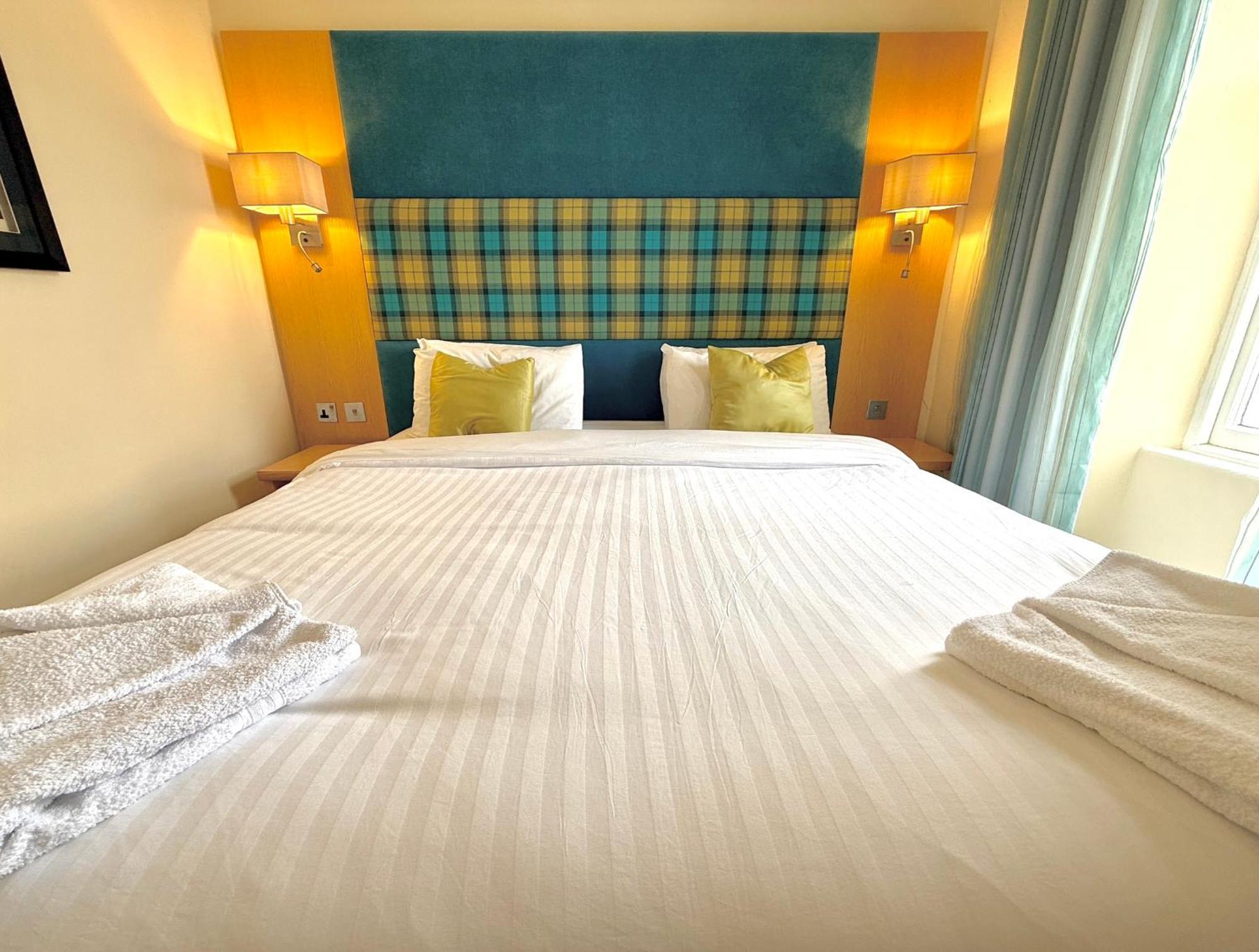 The Clubhouse Hotel Неърн Екстериор снимка