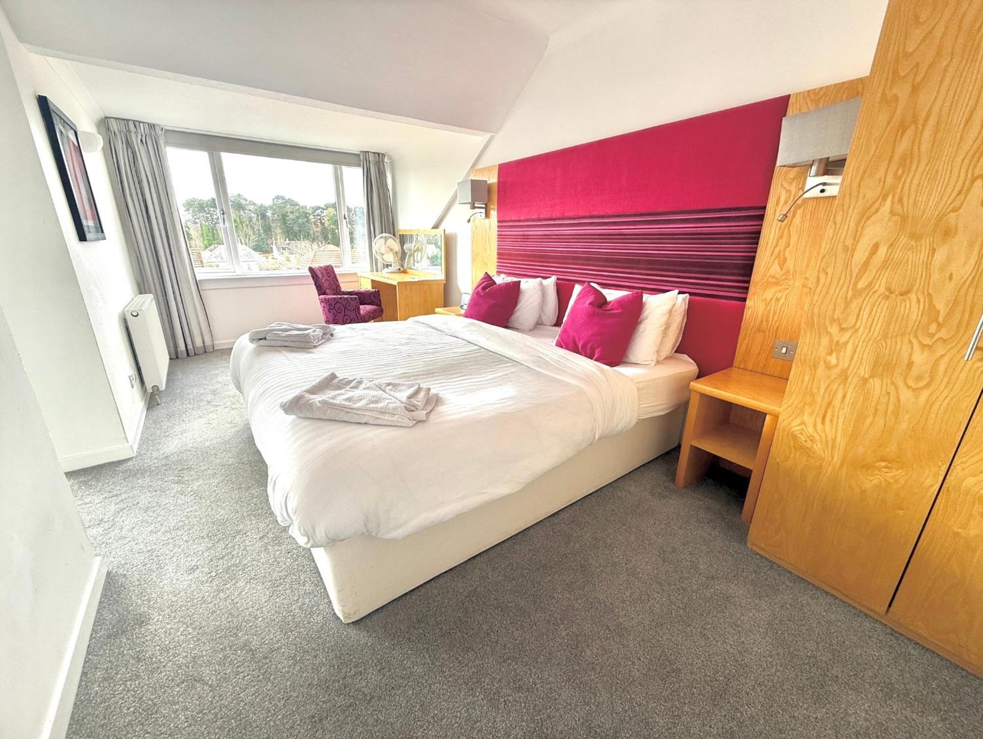 The Clubhouse Hotel Неърн Екстериор снимка