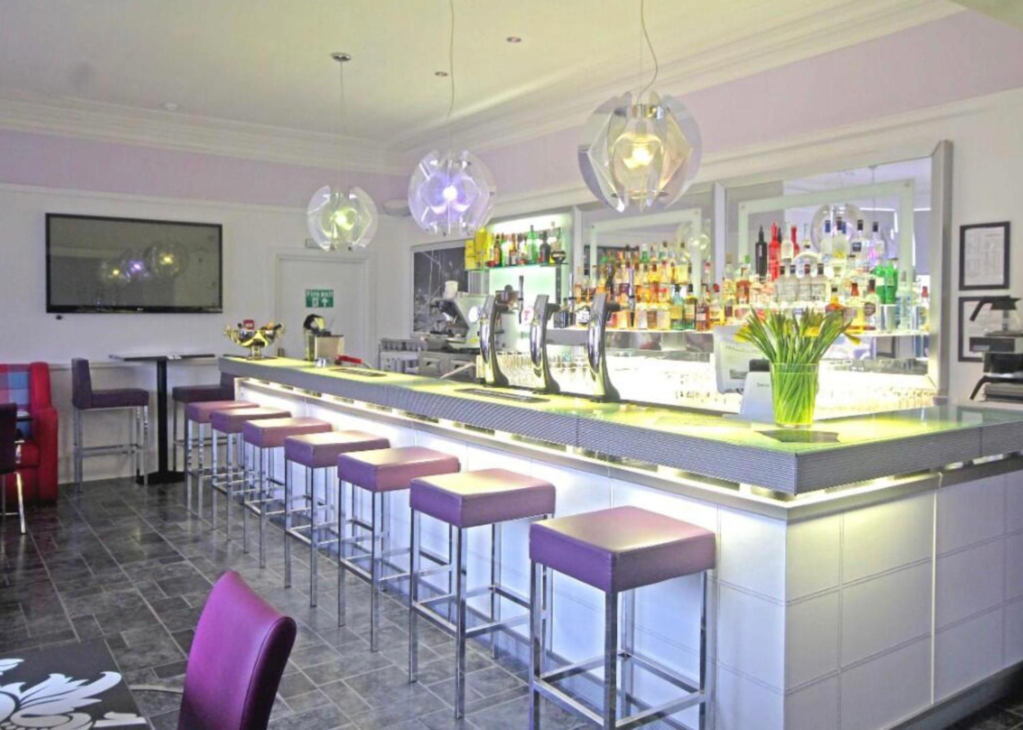 The Clubhouse Hotel Неърн Екстериор снимка